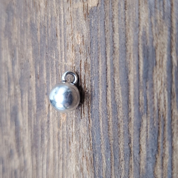 P115 small silver tone bulb charm - Picture 2 of 2